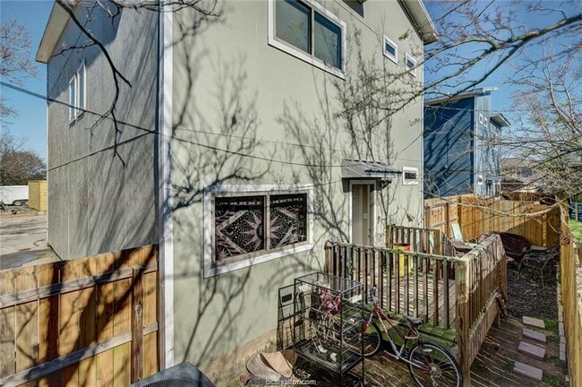 Building Photo - 806 Nimitz St