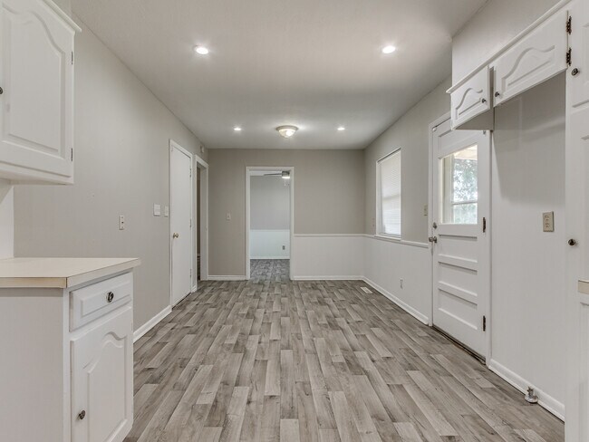 Building Photo - 2104 SW 68th St