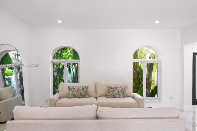 Building Photo - 1651 SW 13th Ave