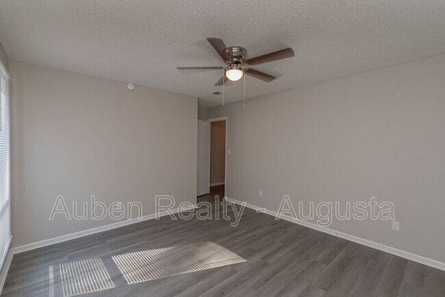 Building Photo - 1546 Hamilton Dr
