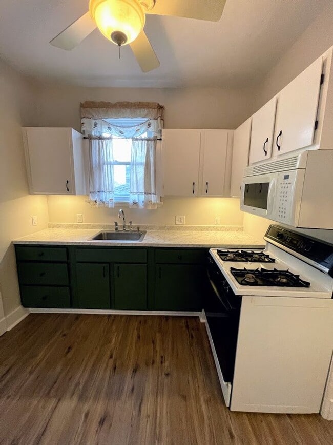 Building Photo - 3 bed 1 bath - great Brentwood location, central air, nice updates