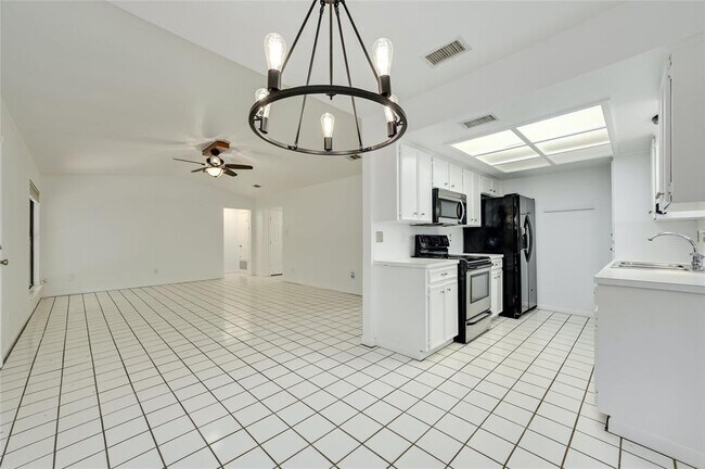 Building Photo - 6713 Silvermine Dr