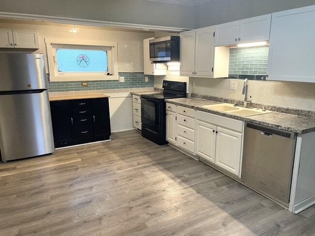 Building Photo - 266 W 8th St