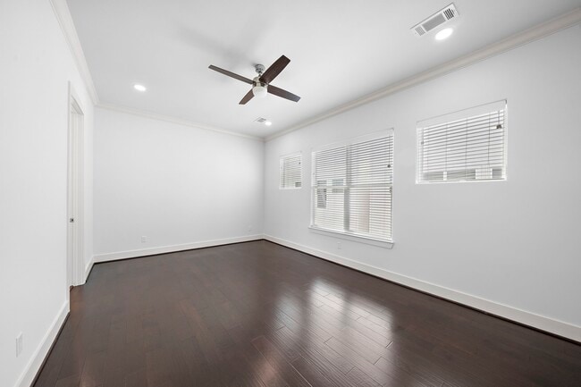 Building Photo - 1015 W 24th St