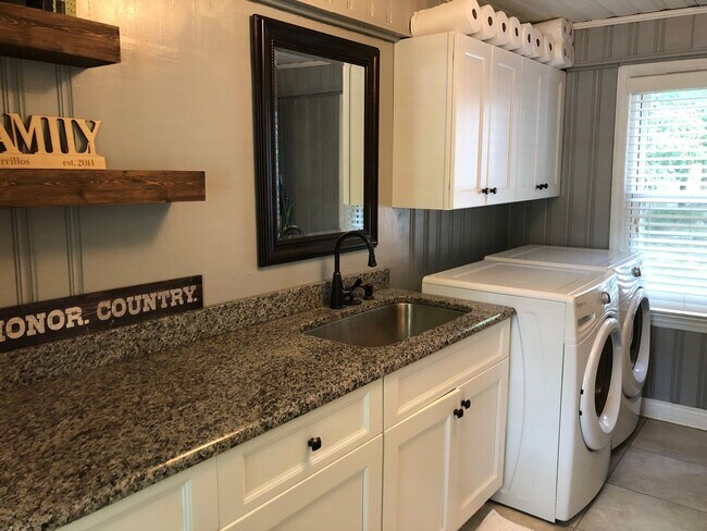 Building Photo - Charming Home in Haymount