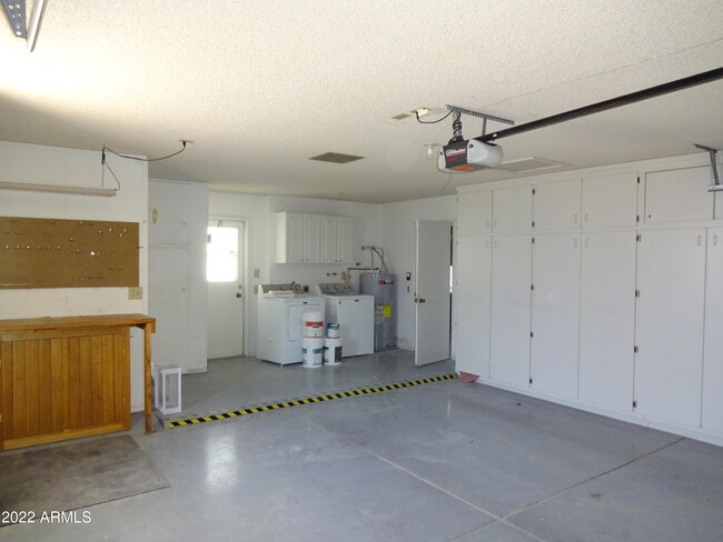 Building Photo - 9930 W Oak Ridge Dr