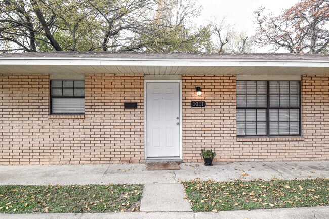 Building Photo - Cypress Street Duplex