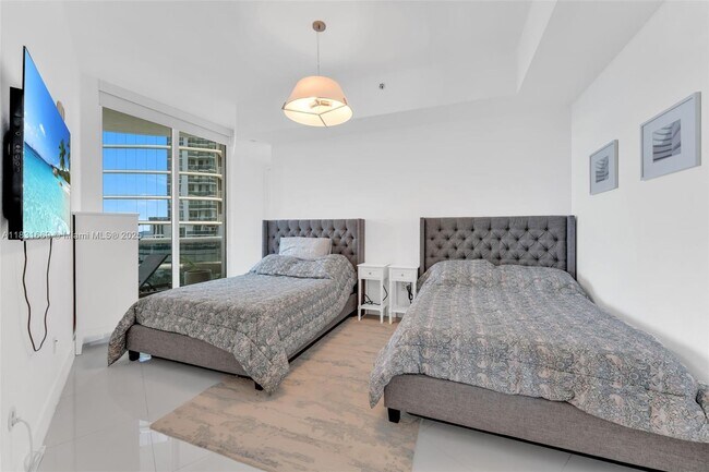 Building Photo - 15811 Collins Ave