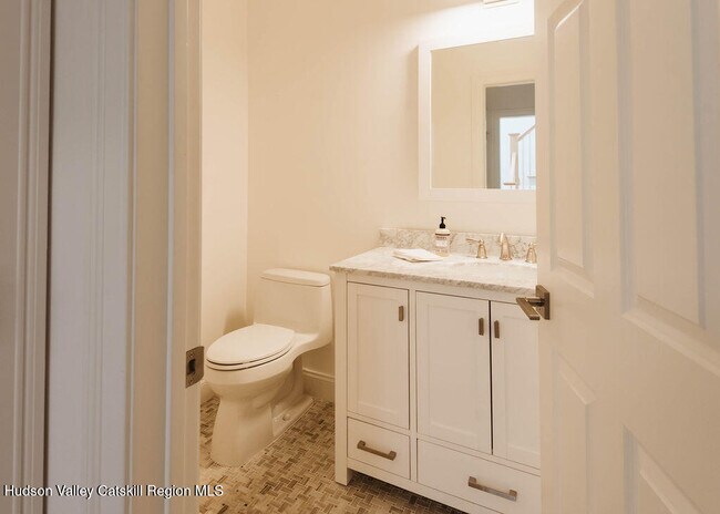 Building Photo - 43 Oakwood Ln