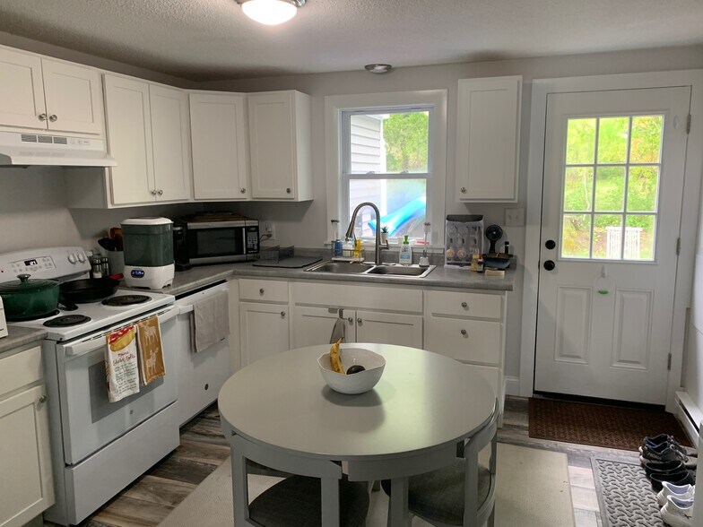 Building Photo - 97 Bates St