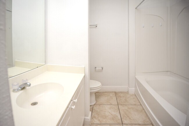 Building Photo - Gated Club Cortile 3/2 Condo 1st-Floor In-Unit Laundry