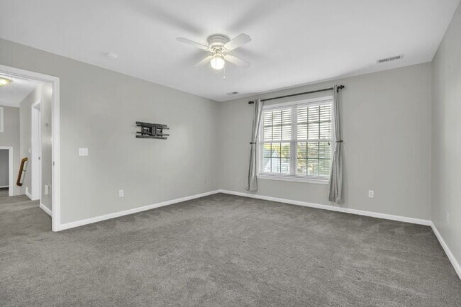 Building Photo - Charming 3BR/3BA Home with Lawn Care Included - Prime Simpsonville Location!