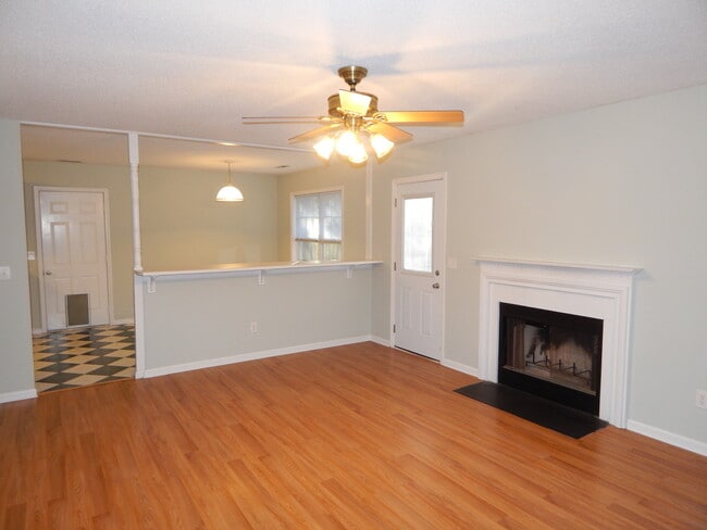 Building Photo - Adorable!!  Centrally located on quiet Cul...