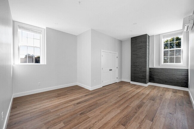 Building Photo - 241 W 6th St