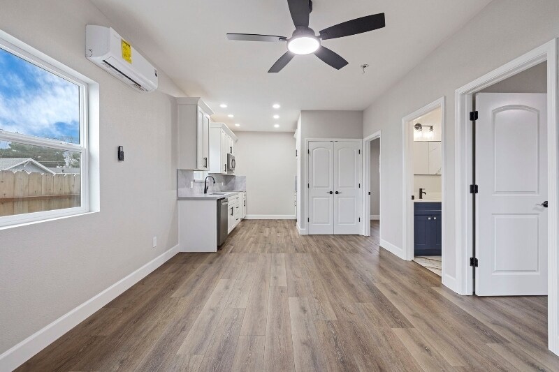 Building Photo - 619 S Sacramento St