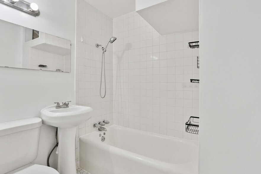 Building Photo - 1112 Barnard St