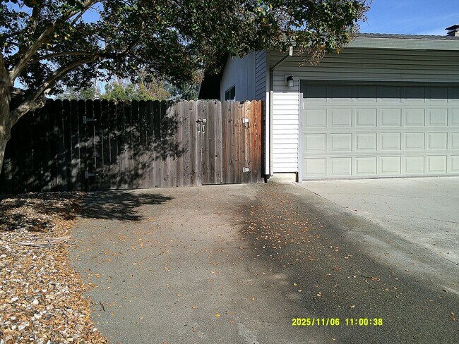 Building Photo - 390 S Almond St