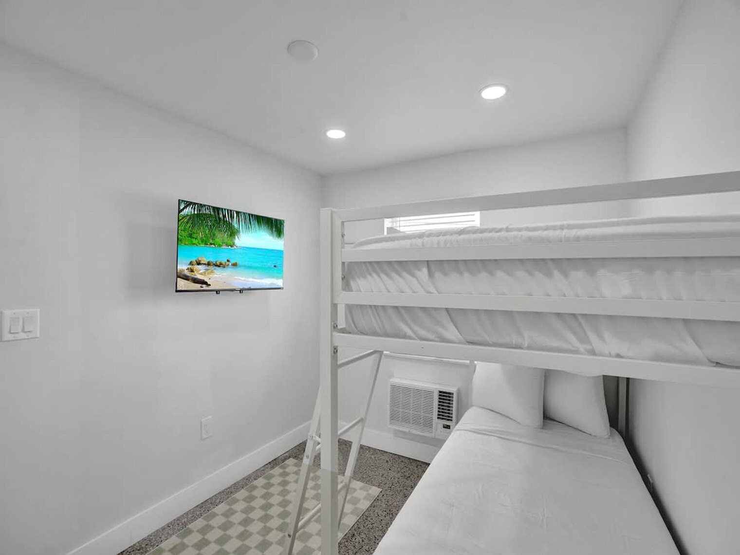 Building Photo - 906 N Riverside Dr