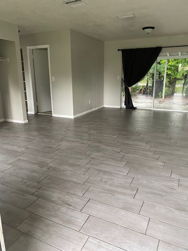 Building Photo - 3 Bed 2 Bath Home | Fenced Yard | Pet Frie...