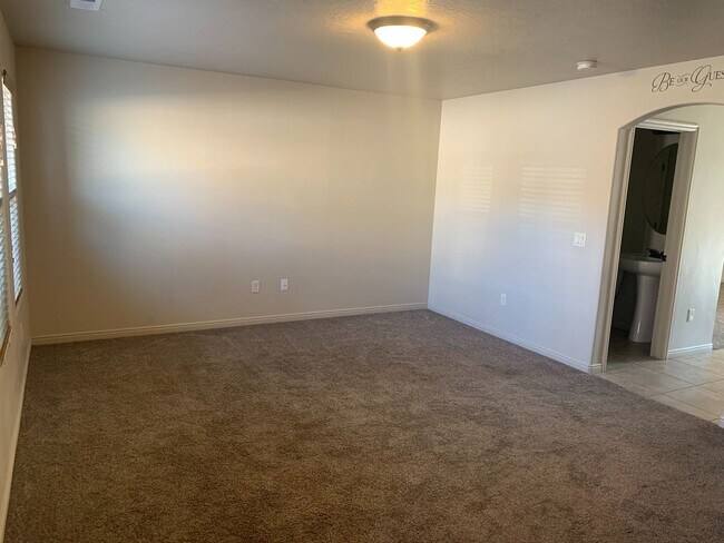 Building Photo - Great Fossil Hills Townhouse!