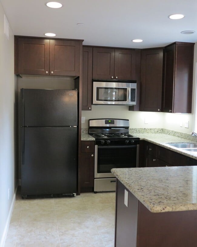 Building Photo - Charming 3 Bedroom & 2.5 Bathroom Available in Atascadero!