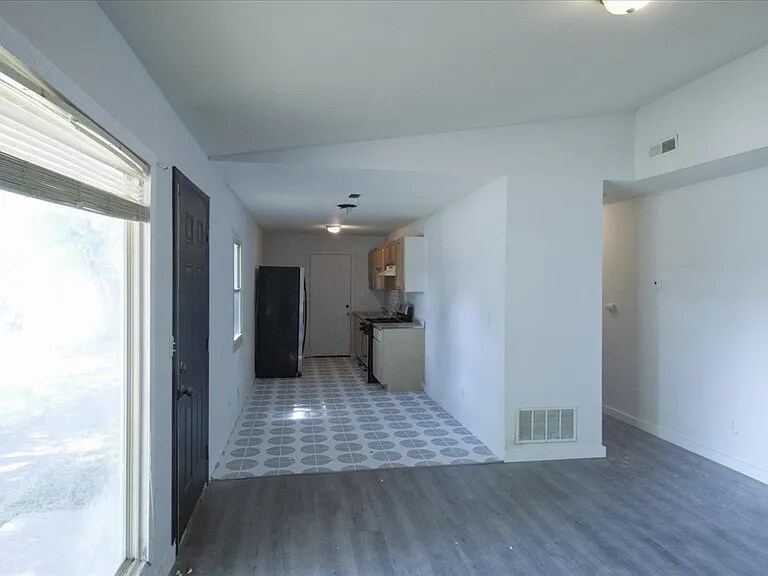 Building Photo - 133 St Thomas Ln