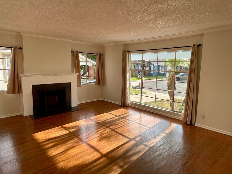 Building Photo - 12505 Manor Dr