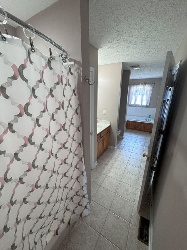 Building Photo - Single Level Home with a Great yard