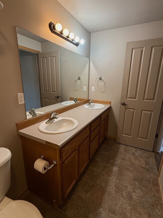 Building Photo - 3BR/2.5BA Home w/ Garage, Fenced Yard – Walk to Shops & Parkra