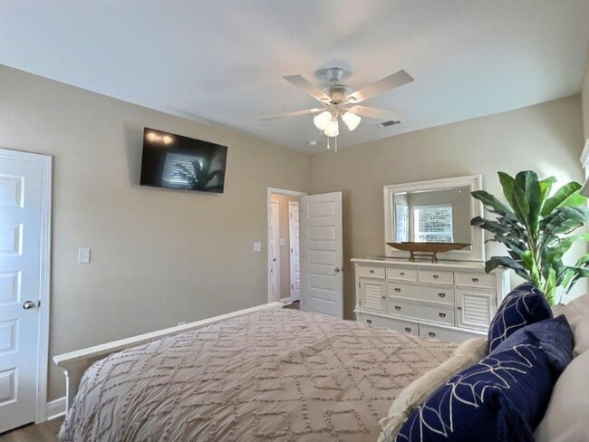 Building Photo - Fully furnished 2-bedroom house on the bayou