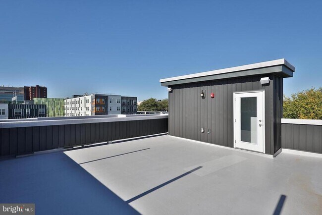 Building Photo - 1939 N Darien St