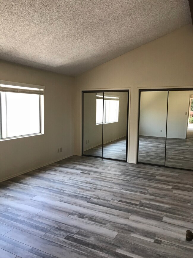 Building Photo - Pullman Duplex