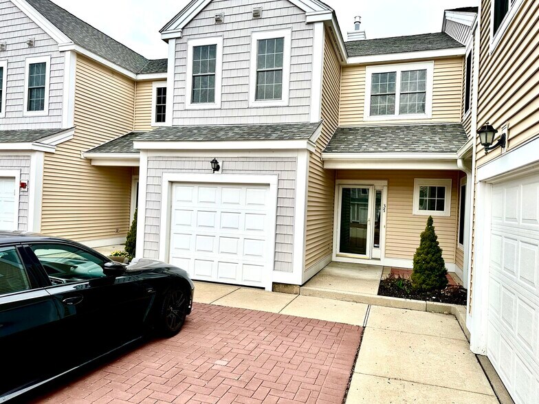 Building Photo - 37 Village Dr