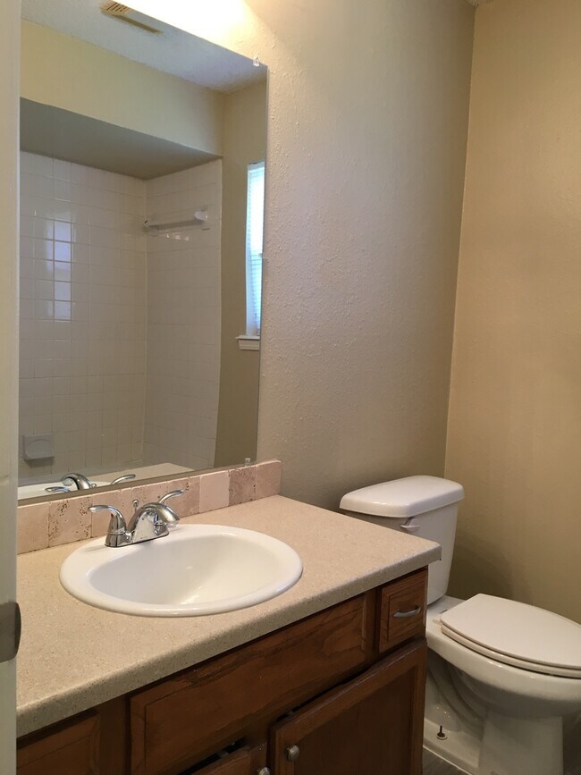 Building Photo - 3 Bed/2 Bath Home with Additional Space -- Available After August 10, 2026