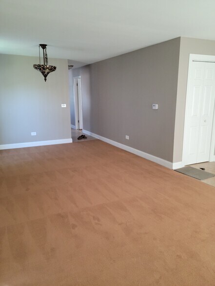 Building Photo - 826 E Capri Dr