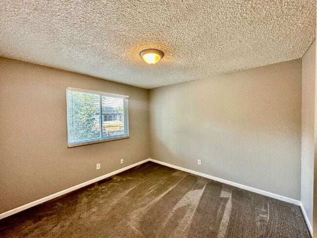 Building Photo - AVAILABLE OCTOBER! Wonderful 3 bed/2 bath ...