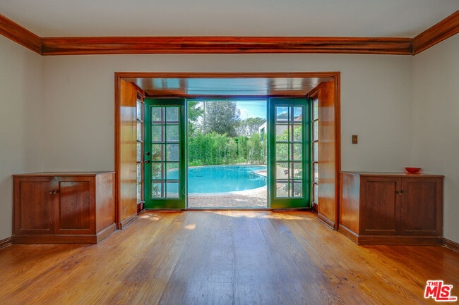 Building Photo - 805 N Bedford Dr