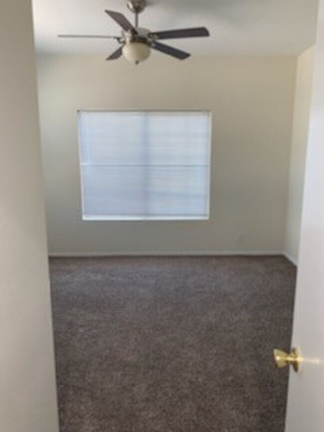 Building Photo - Amazing 2 bedroom Home- NW