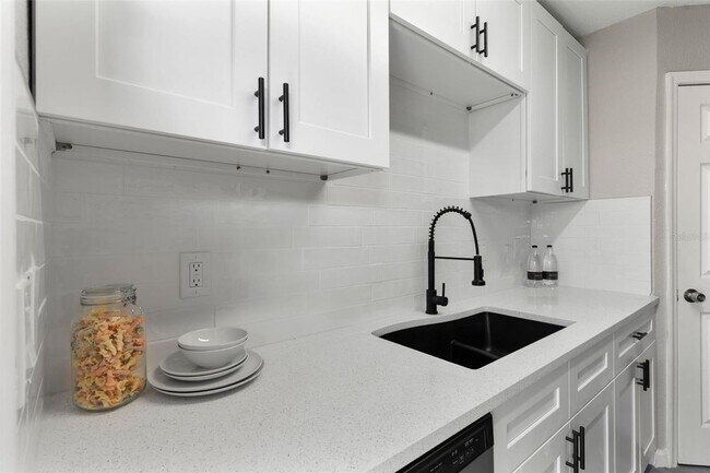 Building Photo - Updated beautiful 2/1 condo