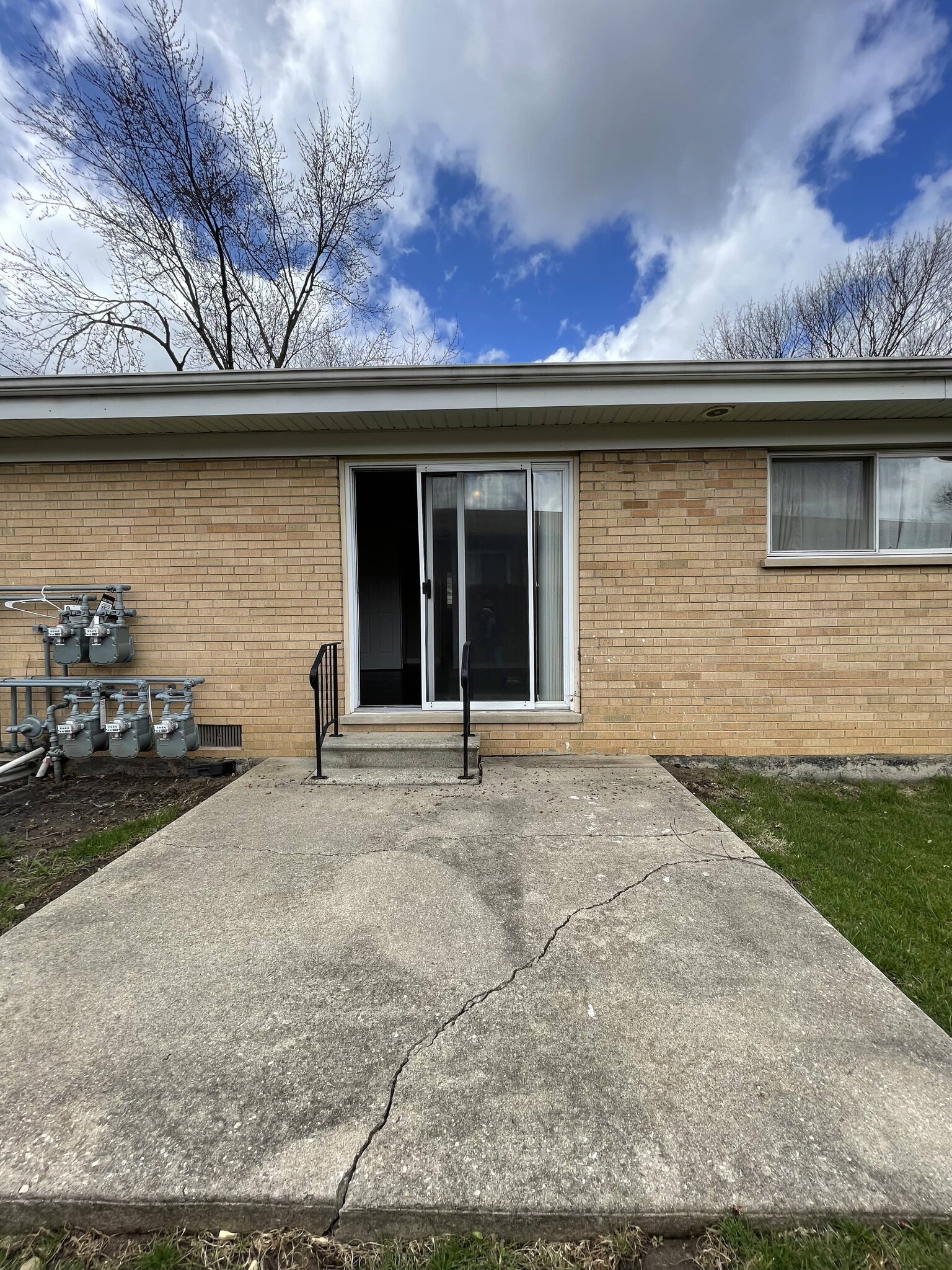 Building Photo - 565 Sidney Ave