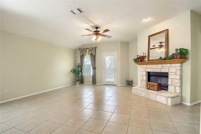 Building Photo - 18720 Royal Pointe Dr