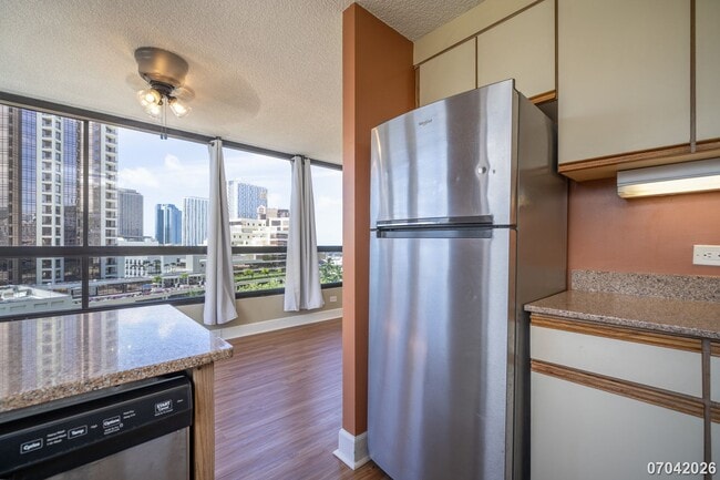Building Photo - Available now!  2br/2ba/1pkg Condo in Royal Capitol Plaza in Kakaako