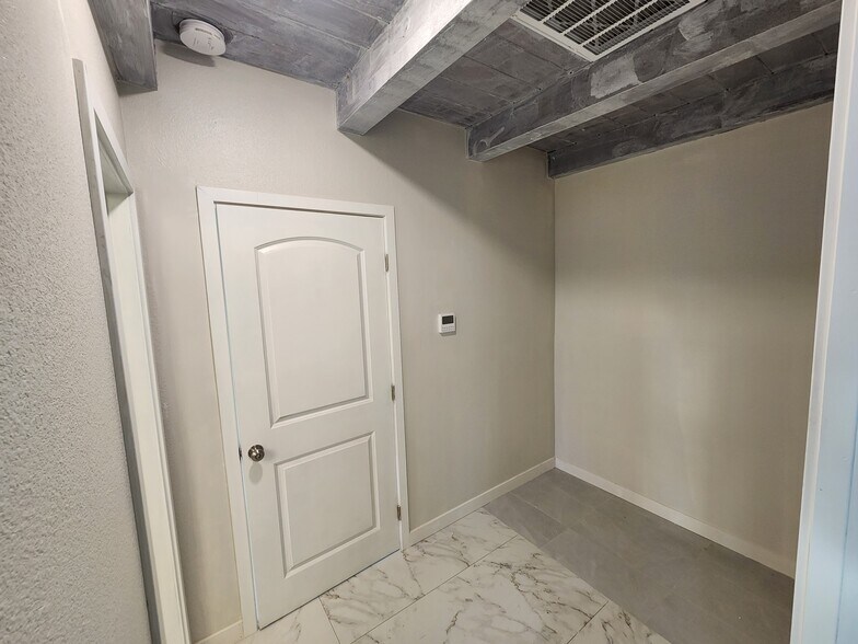 Building Photo - 9322 Cayuga Ave