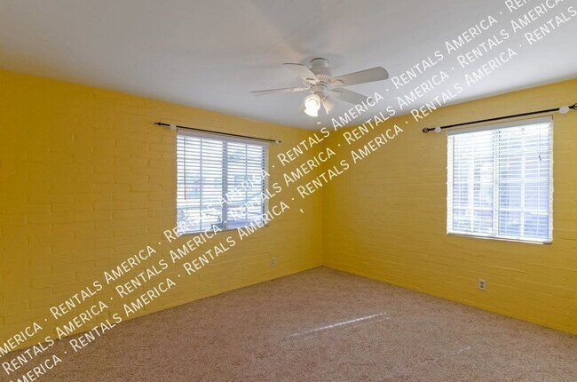 Building Photo - Mid-century charmer near University of Ari...