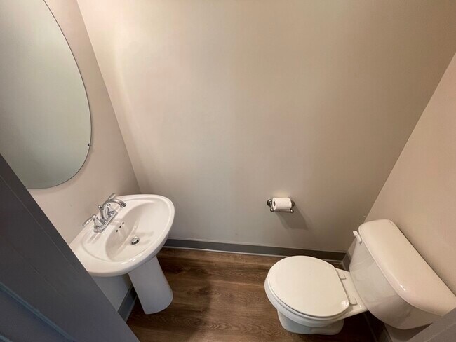 Building Photo - Bristol Creek 2 bedroom unit with fenced p...