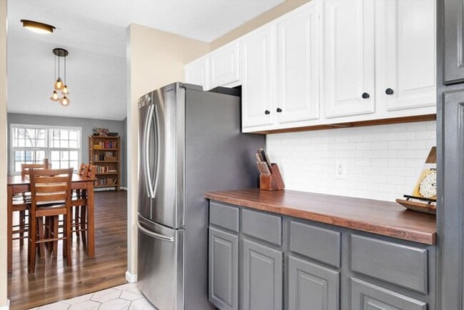 Building Photo - 3 Bedroom house with Finished Basement - Available August 2026