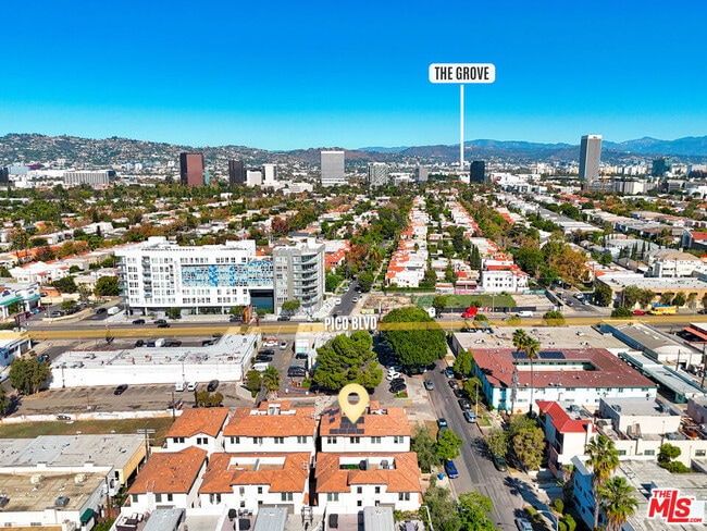 Building Photo - 5933 W Luna Park