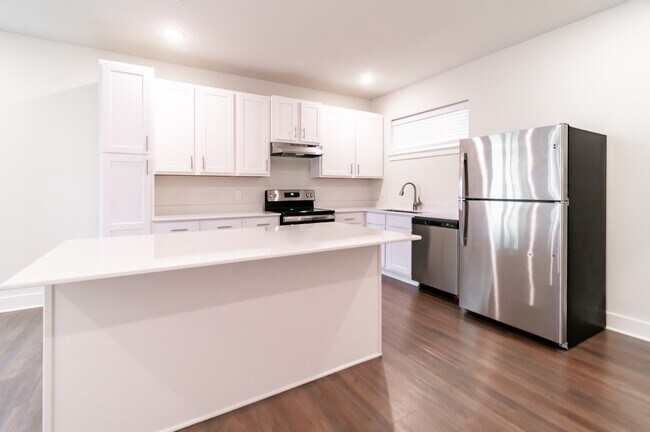 Building Photo - 605 Whitham Ave