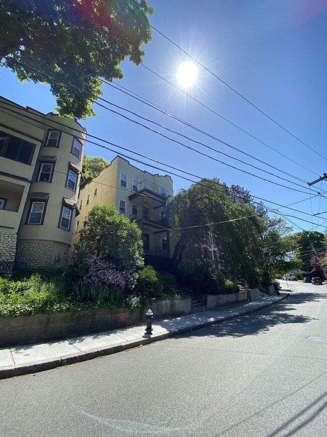 Building Photo - 305 Tappan St