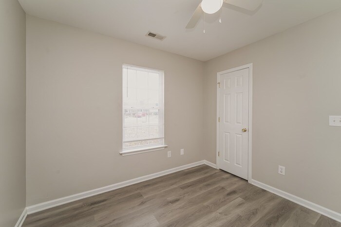 Building Photo - 9421 Dewey Dr